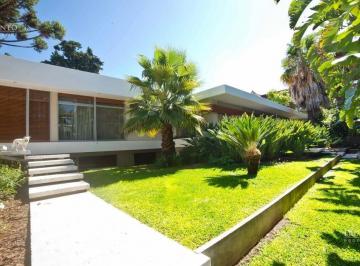 Casa · 700m² · 10 Ambientes · 7 Cocheras · Unica Casa en Olivos, con Jardin, Pileta, 10 Amb. y 1500 m² de Lote