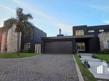 Casa · 1600m² · 7 Ambientes · 4 Cocheras · Alquiler Casa 3 Dorm. Jardín Parquizado con Piscina Funes Hills Miraflores Santa Fe