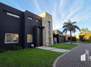 Casa · 1600m² · 7 Ambientes · 4 Cocheras · Alquiler Casa 3 Dorm. Jardín Parquizado con Piscina Funes Hills Miraflores Santa Fe