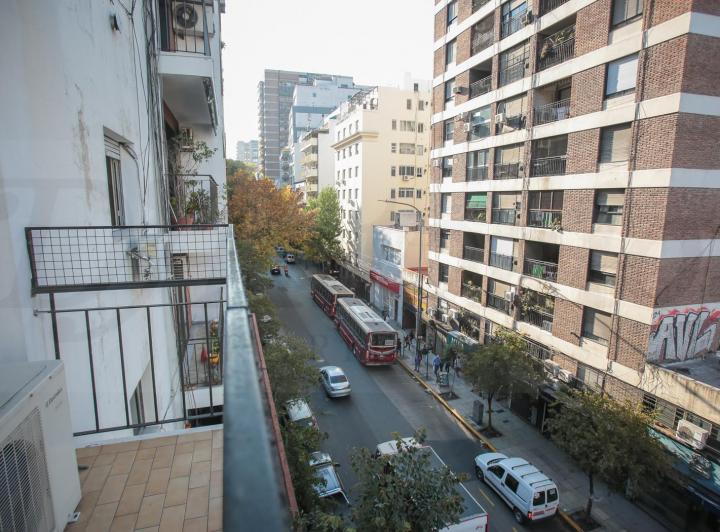 3 Ambientes con Balcón Al Frente en Alquiler