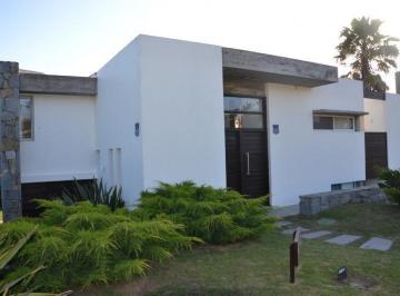 Casa · 206m² · 7 Ambientes · 2 Cocheras · Casa de 6 Dorm. en El Chorro en Venta y Alquiler