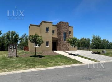 Casa · 900m² · 5 Ambientes · 3 Cocheras · Casa en Alquiler Anual con Cuatro Habitaciones