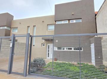 Casa · 114m² · 3 Ambientes · 1 Cochera · Alquiler Duplex 2 Hab. B° Confluencia - Neuquen