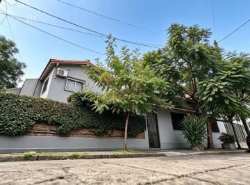 Casa · 160m² · 4 Ambientes · Venta Casa 4 1/2 Amb Parq Quincho Pileta Castelar