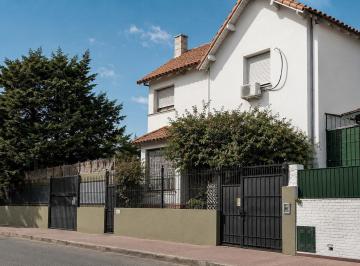 Casa · 227m² · 5 Ambientes · 5 Cocheras · Oportunidad! Casa en Venta con Gran Lote. At Inversores! Uriburu Al 500 Esquina Av Libertador