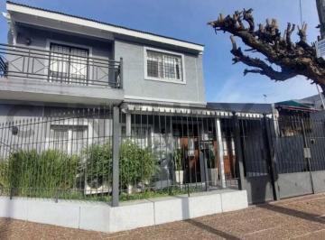 Casa · 120m² · 4 Ambientes · 2 Cocheras · Casa 4 Ambientes Reciclada a Nueva con Piscina, Quincho y Cochera Doble en Ramos Mejia