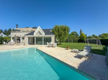 Casa · 363m² · 8 Ambientes · 1 Cochera · Casa en Venta en San Facundo