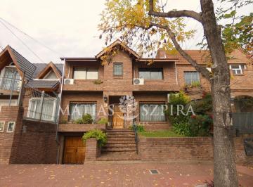 Casa · 231m² · 5 Ambientes · 2 Cocheras · Casa Tres Plantas con Jardin Pileta y Sotano
