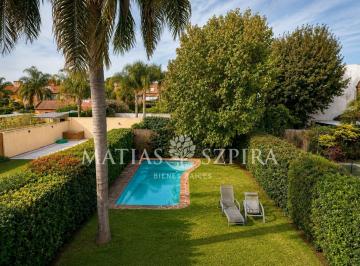 Casa · 231m² · 5 Ambientes · 2 Cocheras · Venta Casa 5 Ambientes Jardin Pileta Las Lomas San Isidro