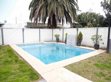 Casa · 177m² · 4 Ambientes · Casa 3 Dorm. en Venta, Los Hornos con Pileta