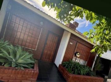 Casa · 157m² · 3 Ambientes · 1 Cochera · Casa Chalet en Venta en Quilmes Oeste, Quilmes, G. B. a. Zona Sur