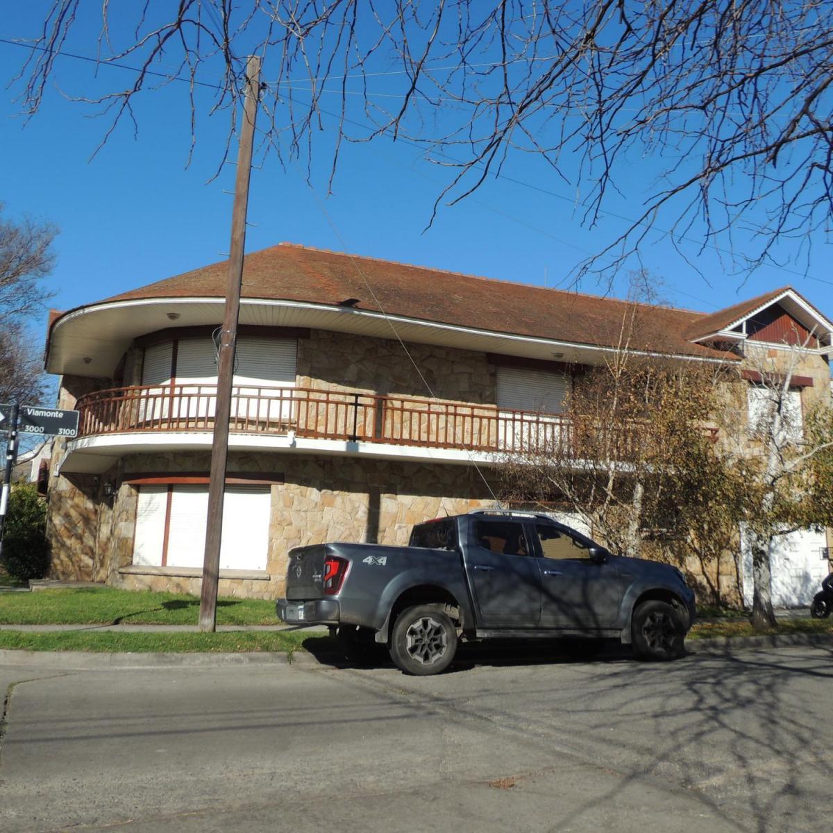 Chalet 7 amb, 292m² en Los Troncos con cochera y terraza