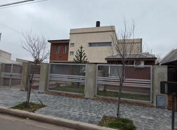 Casa · 320m² · 7 Ambientes · 1 Cochera · Venta Casa 4 Dorm. - B° Los Tordos, Cipolletti