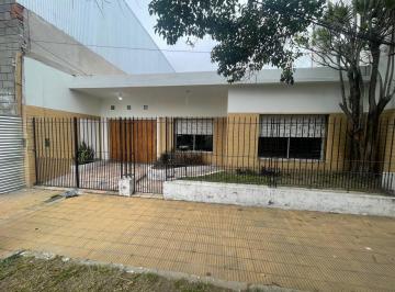 Casa · 137m² · 4 Ambientes · Casa de 4 Ambientes con Cochera y Patio - Alquiler