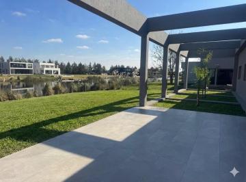 Casa · 185m² · 5 Ambientes · 6 Cocheras · Casa a La Laguna en Venta - El Naudir Aguas Privadas