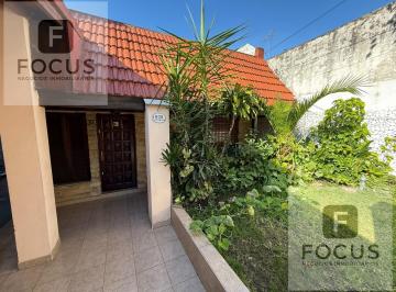 Casa · 200m² · 4 Ambientes · 1 Cochera · Casa Lote Propio con Garage Patios y Terraza en Villa Lynch