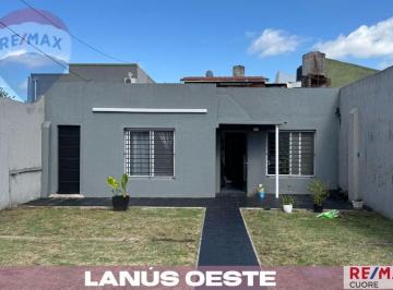 Casa · 85m² · 3 Ambientes · 1 Cochera · Venta Casa con Patio - Lanus Oeste - 4 Ambientes