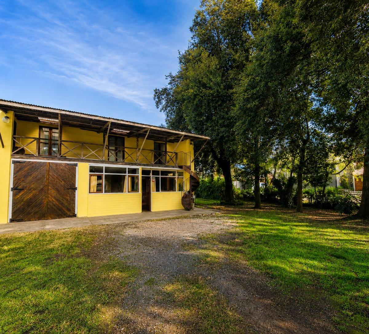 Venta de importante lote en esquina con vivienda