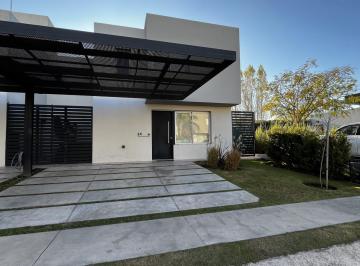Casa · 110m² · 2 Dormitorios · 2 Cocheras · Casa en Alquiler de 2 Dorm. en Rossën, Valle Escondido