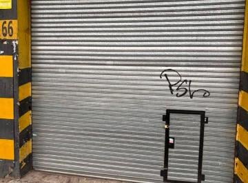 Local comercial , Morón · Local de 200 m en Excelente Ubicaión