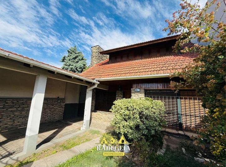 Casa · 340m² · 5 Ambientes · 1 Cochera