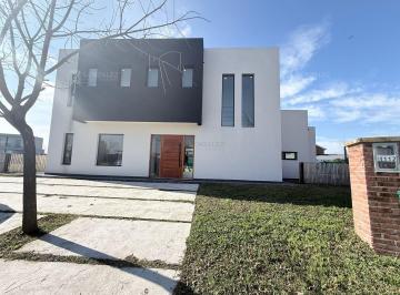 Casa · 172m² · 5 Ambientes · 2 Cocheras · Casa Chalet en Venta en Haras Santa Maria, Escobar, G. B. a. Zona Norte
