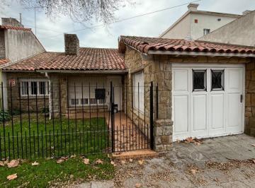 Casa · 170m² · 4 Ambientes · 2 Cocheras · Casa en Venta en Los Troncos - Prox. Guemes. - 170 m² Cub.