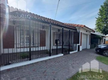 Casa · 160m² · 3 Ambientes · 1 Cochera · Venta Casa 3 Ambientes Castelar Norte Pileta