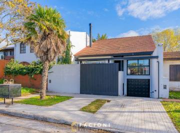 Casa 300m² Venta Los Pinares · Venta Chalet 4 Ambientes con Piscina en Los Pinares. Mar del Plata