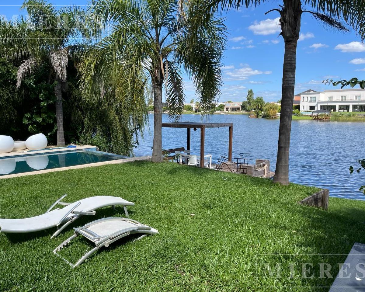 Casa en Venta a la Laguna en Los Alisos, Nordelta.