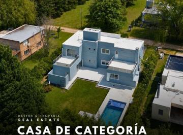 Casa · 300m² · 8 Ambientes · 1 Cochera · Venta Casa de Categoría 3 Dorm. y Pileta Climatizada en Barrio Valle del Golf - Malagueño