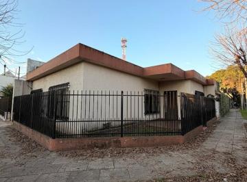 Casa · 140m² · 4 Ambientes · 2 Cocheras · Castelar Norte Casa Americana 4 Ambientes con Parque