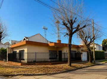 Casa · 140m² · 4 Ambientes · 2 Cocheras · Casa Americana 4 Ambientes con Parque Castelar Norte