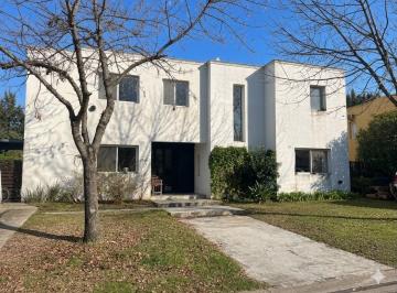 Casa · 231m² · 7 Ambientes · 2 Cocheras · Casa en Venta en Villa Nueva
