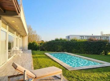 Casa · 220m² · 4 Dormitorios · Chalet 5 Ambientes Arenas del Sur