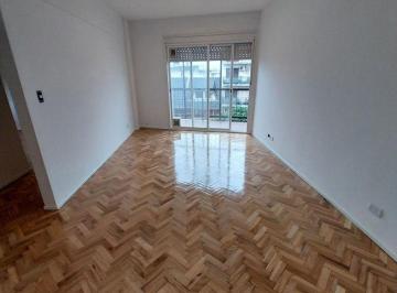 Departamento de 3 ambientes, Parque Chacabuco · Alquiler de 3 Amb Al Fte con Balcon en Parque Chacabuco