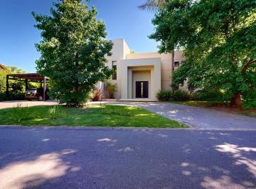 Casa · 483m² · 8 Ambientes · 4 Cocheras · Venta – Casa de Autor en San Jorge Village Country Club | 4 Suites | Doble Altura | Jardín y Pileta