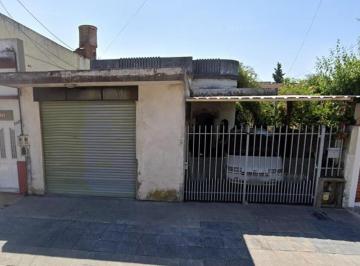Casa · 346m² · 1 Cochera · Venta - Casa Sobre Lote de 8.66 X 40 m + 2 Deptos 2 Amb.