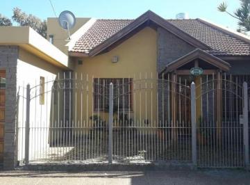 Casa · 190ha · 5 Ambientes · 1 Cochera · Venta de Casa Calle J. C. Varela 4 Amb Coch. Fondo Libre y P