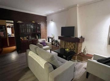 Casa · 230m² · 6 Ambientes · 1 Cochera · Venta - Casa 6 Ambientes con Amplio Jardin y Piscina - Usd230.000