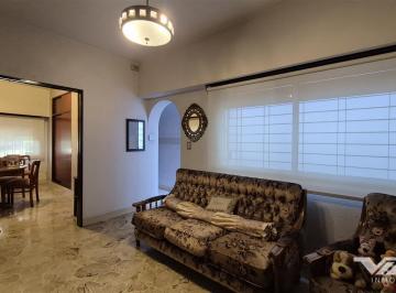 Casa · 174m² · 4 Ambientes · 1 Cochera · En Venta Casa 4 Amb. con Garaje, Patio y Terraza. Florida - V. Lopez