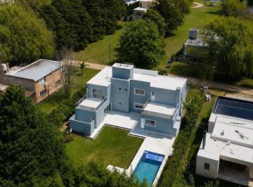 Casa de 8 ambientes, Malagueño · Casa de Categoría en Venta 3 Dorm. y Pileta Climatizada en Barrio Valle del Golf - Malagueño
