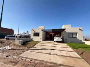 Casa · 55m² · 2 Ambientes · 1 Cochera · Venta Duplex 1 Dorm con Patio y Escritorio en Campos de Manantiales