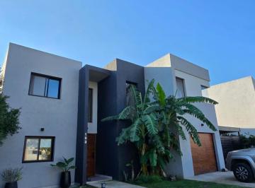 Casa · 225m² · 6 Ambientes · 4 Cocheras · Casa 5 Ambientes con 3 Baños, Fondo y Pilera en Pilar del Este, Santa Elena