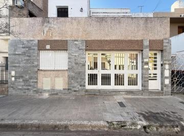 Casa · 110m² · 2 Ambientes · Amplia Casa de 2 Dorm.. Patio con Toldo.