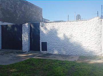Frente · Amplia Casa 2 Dorm. con Patio y Cochera Alvear y Coulin