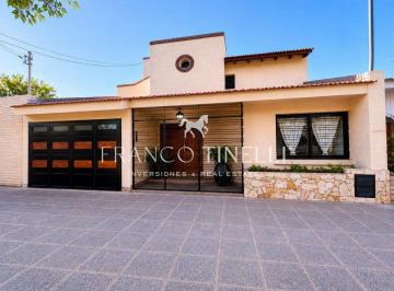 Casa de 8 ambientes, Gobernador Benegas · Casa en Venta | 4 Dorm. | Godoy Cruz | Pileta Climatizada