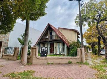 Casa · 141m² · 5 Ambientes · 1 Cochera · Venta Casa 2 Dorm/servicios/patio/cochera