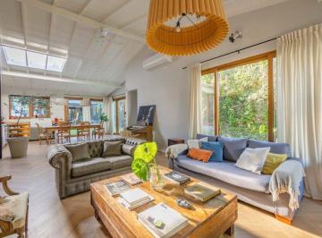 Casa · 210m² · 5 Ambientes · 4 Cocheras · Exclusiva Casa a Estrenar en Venta Zona Olivos!