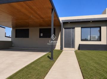 Casa · 125m² · 7 Ambientes · 2 Cocheras · Venta de Casa 3 Dorm. en Docta en Planta Baja